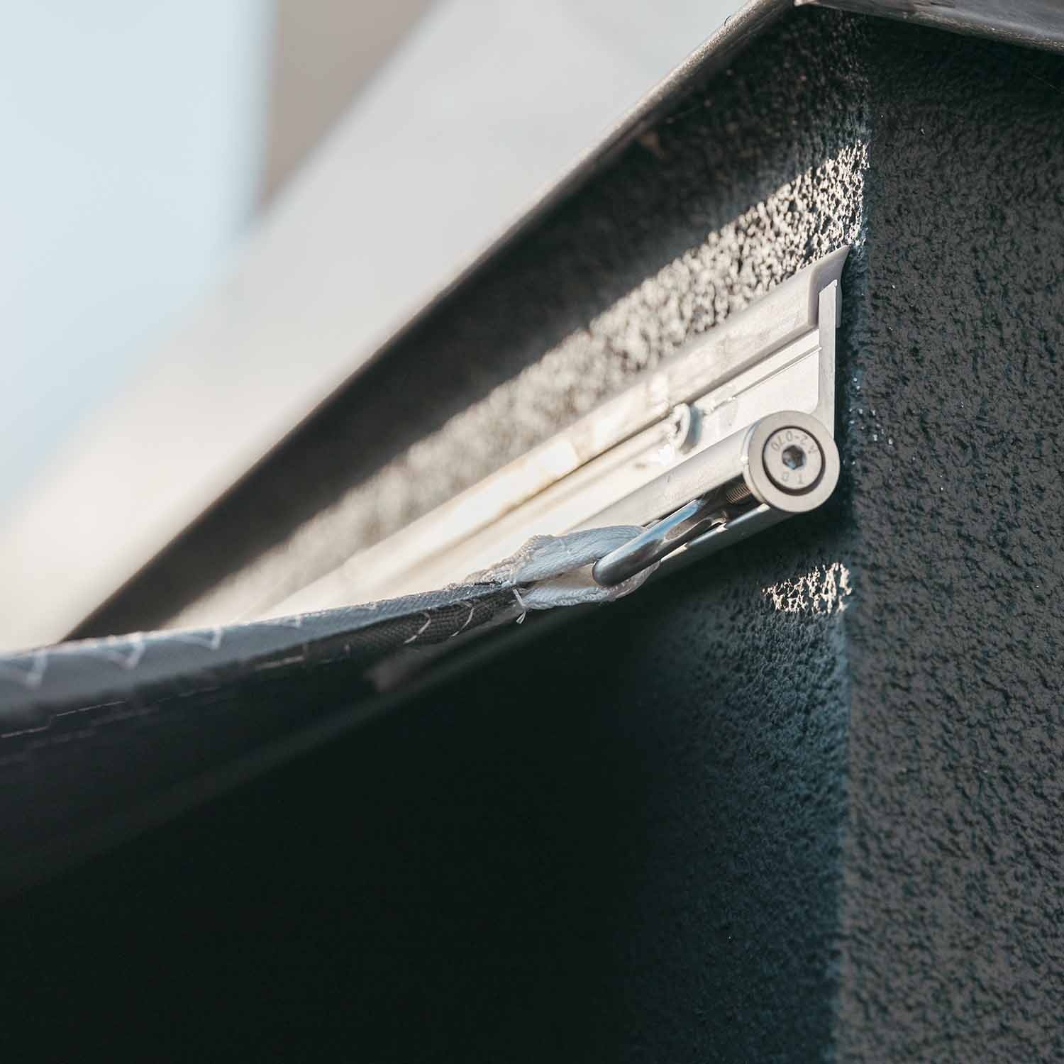 Solaria Lean Stock – Gereviseerd zeil met muurprofiel Solaria Lean Stock – Gereviseerd zeil met muurprofiel