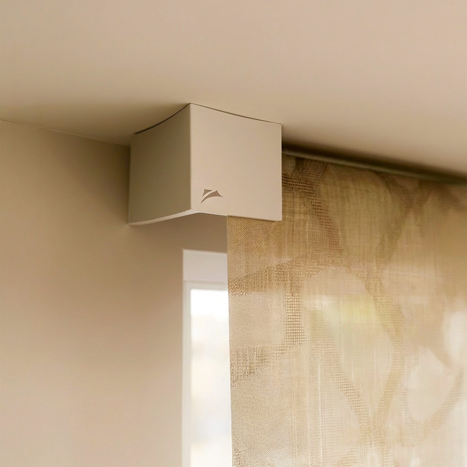 Kyma: rolgordijn met golvende designplaat