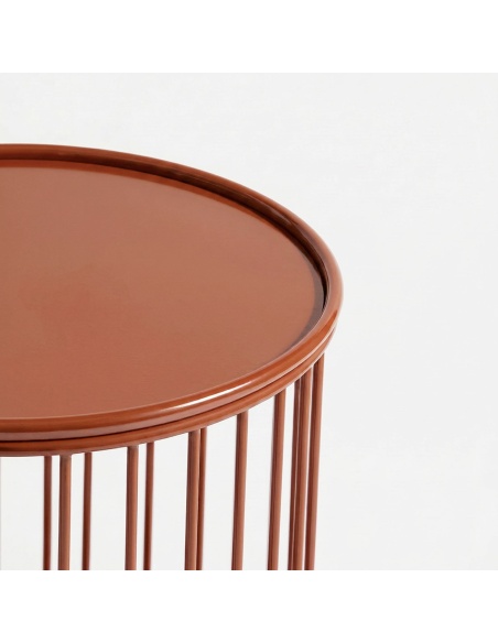 Plana: Lage outdoor bijzettafel met sterk ijzeren staafframe
