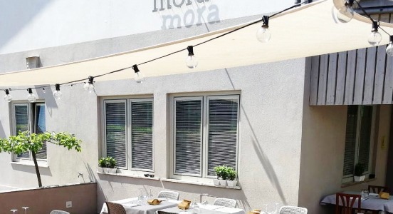 Mora restaurant in Vicenza: 4x6m schaduwzeil en Alu-Simple palen